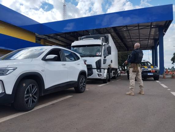 Uma Tracker acompanhava a carga e o seu motorista informava sobre fiscalização policial.