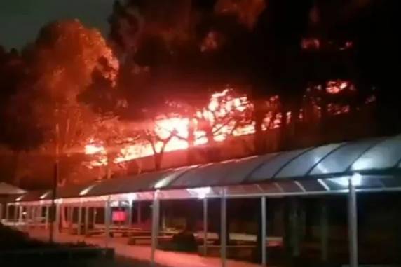 De acordo com o Corpo de Bombeiros, ao menos 11 equipes foram acionadas para atendimento da ocorrência