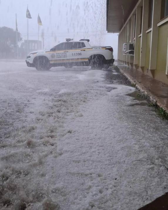 Granizo cobre ruas de Vacaria e danifica mais de 100 casas - foto 2