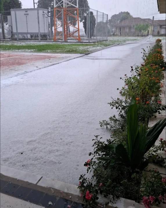 Granizo cobre ruas de Vacaria e danifica mais de 100 casas - foto 4