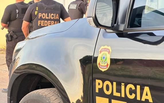 Foram cumpridos três mandados de busca e apreensão.