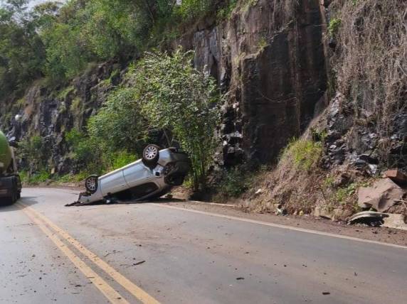 Veículo capota na RSC-472 em Três Passos - foto 3