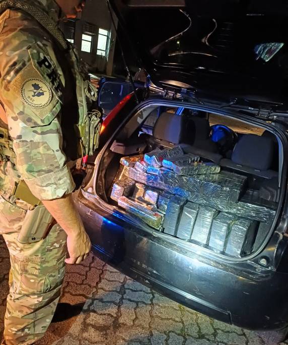 Casal de jovens é preso com 177 quilos de maconha na BR-101 em Araquari - foto 2