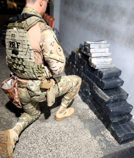 Casal de jovens é preso com 177 quilos de maconha na BR-101 em Araquari - foto 3