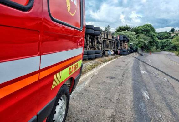 Caminhão tomba na ERS-129 em Casca e deixa motorista ferido - foto 4