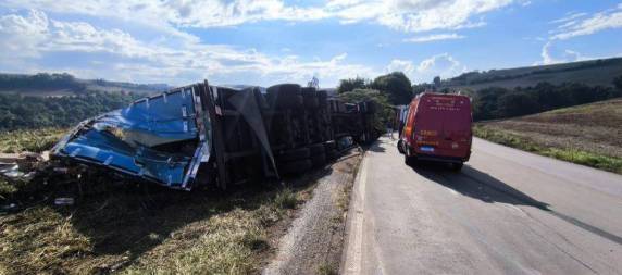 Caminhão tomba na ERS-129 em Casca e deixa motorista ferido - foto 2
