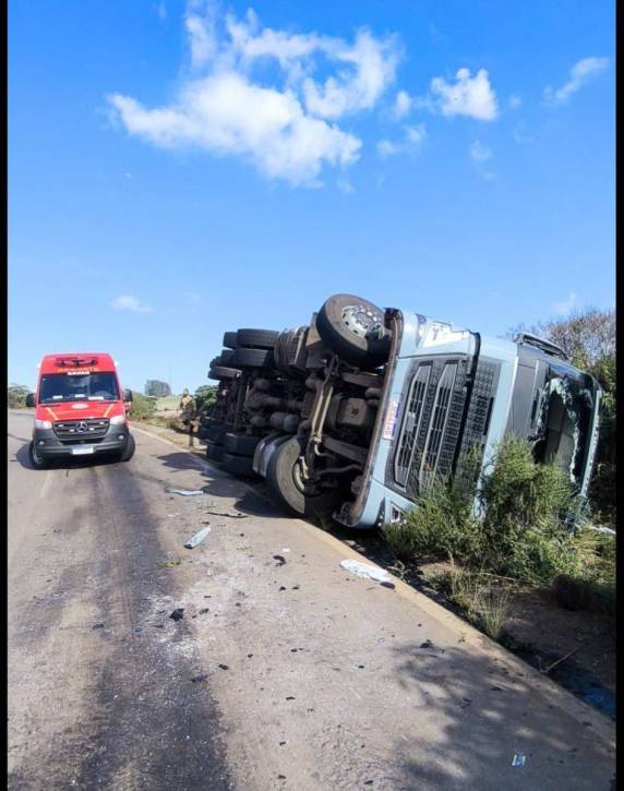 Caminhão tomba na ERS-129 em Casca e deixa motorista ferido - foto 3