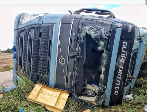 Caminhão tomba na ERS-129 em Casca e deixa motorista ferido - foto 5