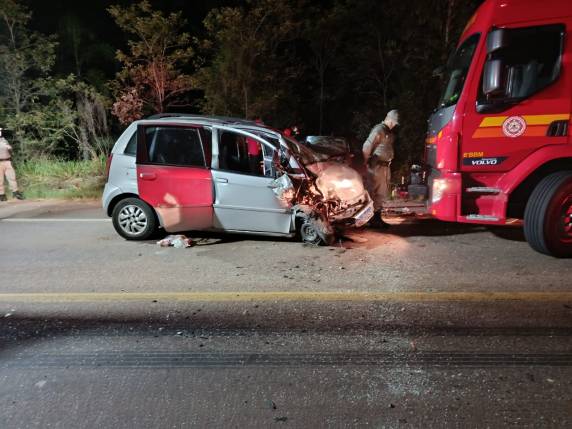 A colisão ocorreu por volta das 18h40, no Km 167 da rodovia, nas proximidades da Fazenda Fagundes.