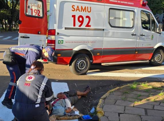 Vítima foi agredida com a própria muleta e encaminhada ao hospital com ferimentos na cabeça e suspeita de fratura no braço