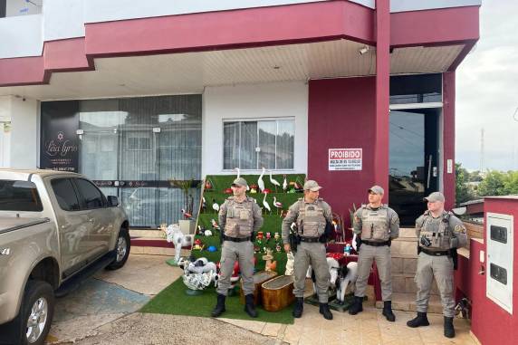 Criança saltou do primeiro andar do prédio e buscou ajuda na casa de amigos da família