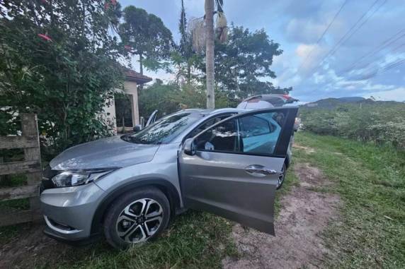 Autor do crime foi localizado graças ao celular da vítima, deixado no veículo. Outro suspeito fugiu para o mato e segue sendo procurado