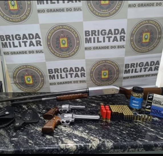 Suspeito ameaçou mãe e filha e escondia armas ilegais dentro da casa