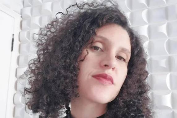 Ela desapareceu após sair de estação de metrô na capital paulista e foi achada morta dias depois. Polícia identificou suspeito que aparece em vídeo seguindo a jovem, mas ainda não o encontrou