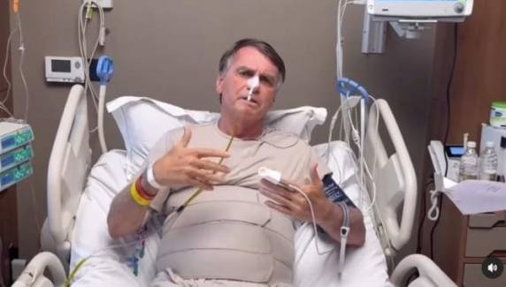 Outros réus do 'núcleo 1' já foram intimados, mas STF aguardava para notificar Bolsonaro em razão da cirurgia recente. Na terça, Bolsonaro fez live direto do hospital em Brasília.