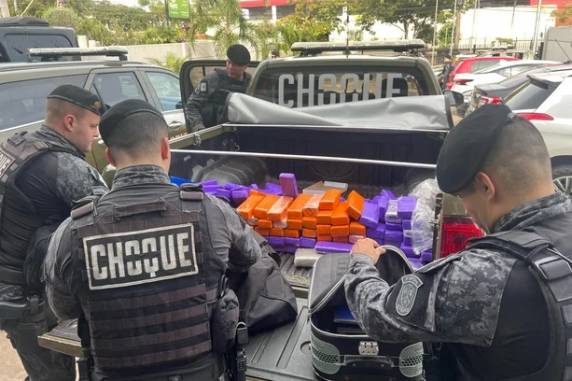 Indivíduo foi localizado no bairro Santa Marta. Foram apreendidas drogas como maconha, cocaína, skunk e haxixe, além de dinheiro e munições
