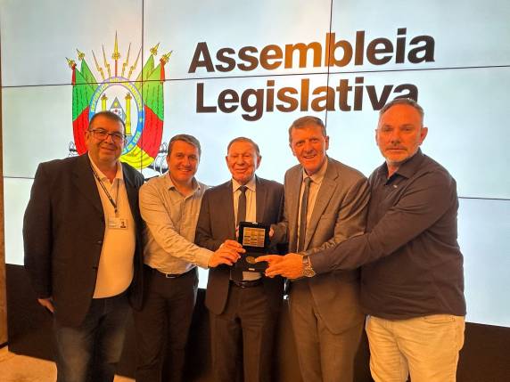 A proposição de homenagem foi indicada pelo vereador Carlos Filipinn