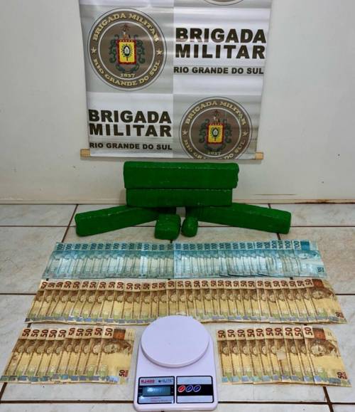 Na Hilux que havia sido furtada em Palmeira das Missões, um homem foi preso e com ele foi apreendido maconha e dinheiro