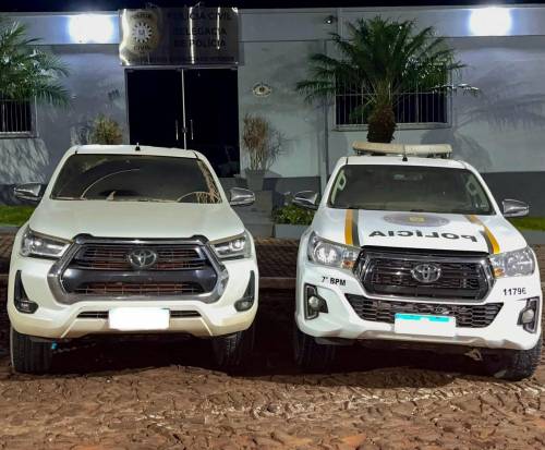 Na Hilux que havia sido furtada em Palmeira das Missões, um homem foi preso e com ele foi apreendido maconha e dinheiro