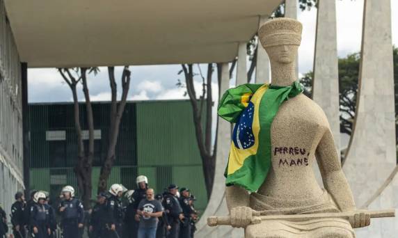 Débora foi condenada por cinco crimes, inclusive golpe de estado