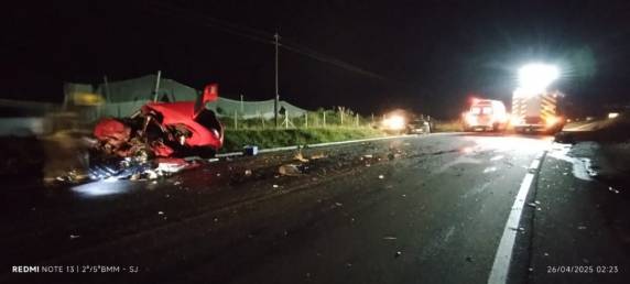 Três jovens morrem e outro fica preso às ferragens em grave acidente na SC-110 - foto 3