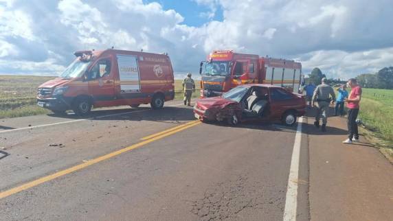 Motorista de um Ford Scort ficou preso às ferragens e precisou ser socorrido pelo Corpo de Bombeiros de Carazinho. Ele fraturou uma das pernas