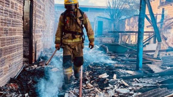 Quatro residências foram consumidas pelas chamas, e o incêndio resultou na trágica morte de uma criança de quatro anos, que comemorava seu aniversário neste dia.