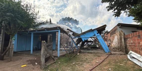 Quatro residências foram consumidas pelas chamas, e o incêndio resultou na trágica morte de uma criança de quatro anos, que comemorava seu aniversário neste dia.