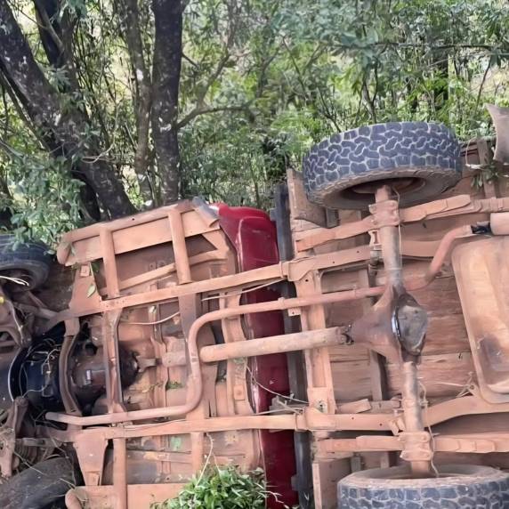 Capotamento é registrado na tarde de domingo na RS-420 em Erechim - foto 3