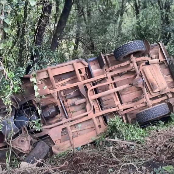 Capotamento é registrado na tarde de domingo na RS-420 em Erechim - foto 2