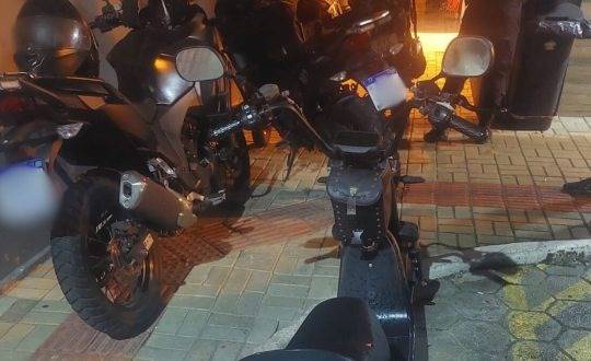 Durante a abordagem, o homem precisou ser algemado por tentativa de fuga