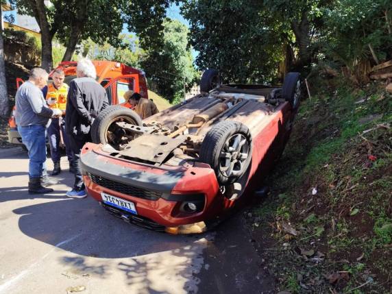 Veículo capota após colisão com caminhão em Passo Fundo e mulher fica ferida - foto 3
