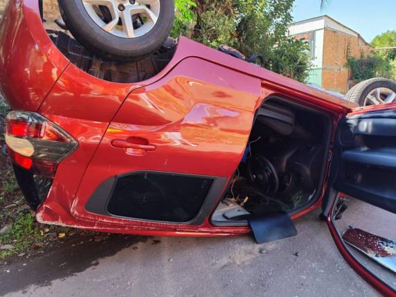 Veículo capota após colisão com caminhão em Passo Fundo e mulher fica ferida - foto 2