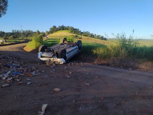 Condutor fica ferido após colisão com parada de ônibus e capotamento em Crissiumal - foto 2