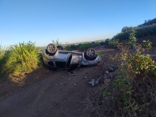 Condutor fica ferido após colisão com parada de ônibus e capotamento em Crissiumal - foto 3