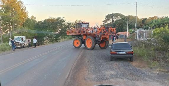 Grave acidente de trânsito entre máquina agrícola e camionete foi registrado na RS-207 em Crissiumal - foto 5