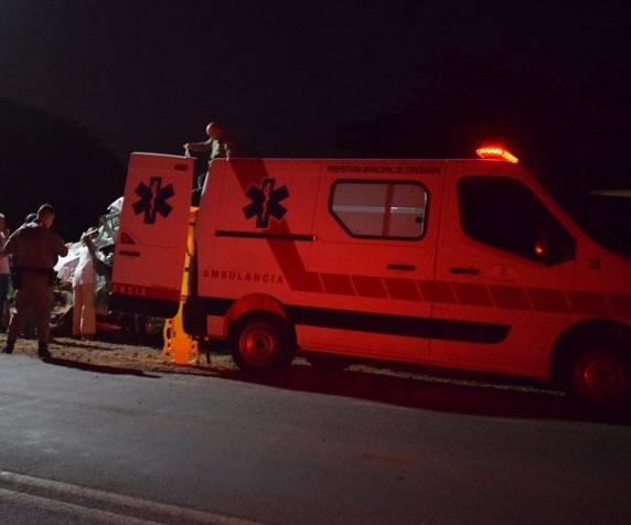 Grave acidente de trânsito entre máquina agrícola e camionete foi registrado na RS-207 em Crissiumal - foto 3