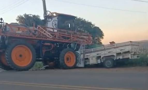 Grave acidente de trânsito entre máquina agrícola e camionete foi registrado na RS-207 em Crissiumal - foto 6