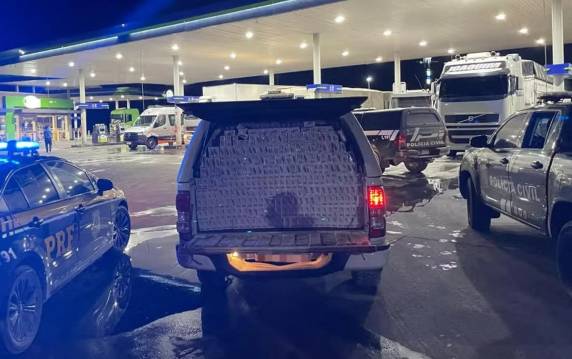 O motorista, um homem de 20 anos que não teve sua identidade divulgada, foi preso em flagrante, e o veículo e a carga foram encaminhados para a Polícia Judiciária