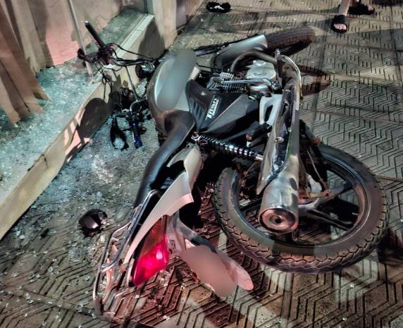 Acidente entre caminhonete e moto deixa duas pessoas feridas em Ijuí - foto 2