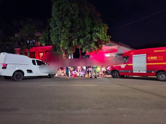 Acidente entre caminhonete e moto deixa duas pessoas feridas em Ijuí - foto 3