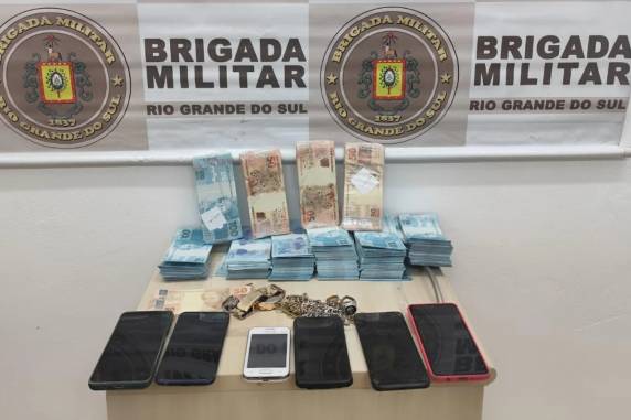 Dinheiro estava em caixa no porta-luvas de veículo abordado na RS-342 na quinta-feira (1). Casal foi encaminhado à Polícia Federal