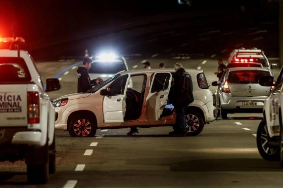 Polícia Civil busca identificar os suspeitos e a motivação do crime. Ninguém ficou ferido