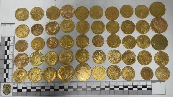 Segundo a Polícia Federal, o material pesa cerca de um quilo
