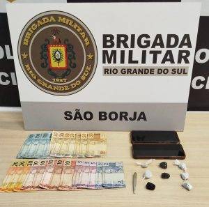 Abordagem da Força Tática contou com o apoio do cão farejador Black, que ajudou a localizar a droga escondida no painel do veículo