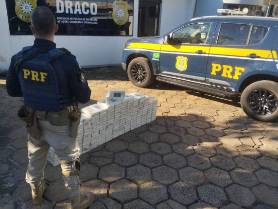 Droga estava escondida em compartimentos ocultos de uma Hilux e um Fiesta; seis estrangeiros foram presos