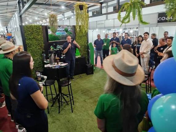 O evento aconteceu no estande da instituição localizado no Pavilhão 1, e reuniu colaboradores da Setrem, como coordenadores de curso, direção, representantes da organização da feira, imprensa regional, além do prefeito de Três de Maio, Marcos Corso, e da presidente da Expofeira, Luciane Wachter.