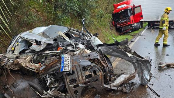 Acidente grave na ERS-135 deixa um morto e dois feridos em Passo Fundo - foto 2