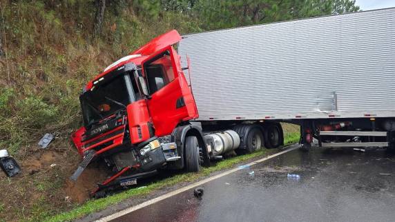 Acidente grave na ERS-135 deixa um morto e dois feridos em Passo Fundo - foto 3