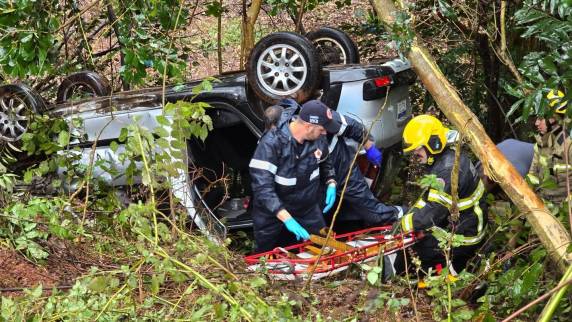 Acidente na ERS-324 deixa motorista ferido após veículo cair em barranco em Passo Fundo - foto 3
